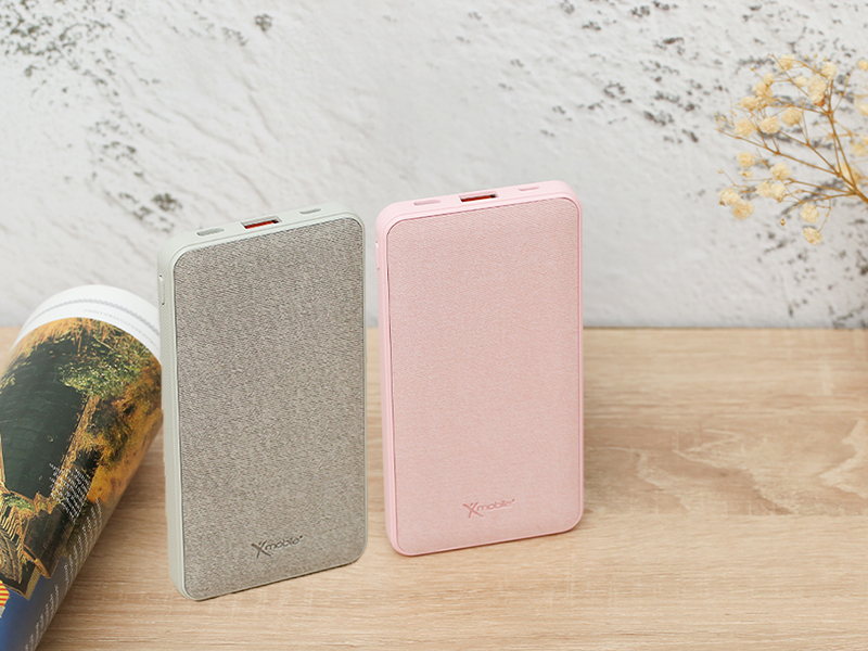 Sạc dự phòng Xmobile P68D có bề mặt phủ vải, cho bạn 2 lựa chọn màu sắc dễ thương